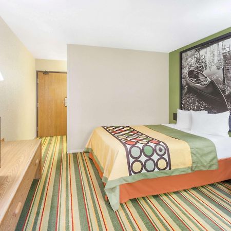 Super 8 By Wyndham Grayling Hotel Exterior photo