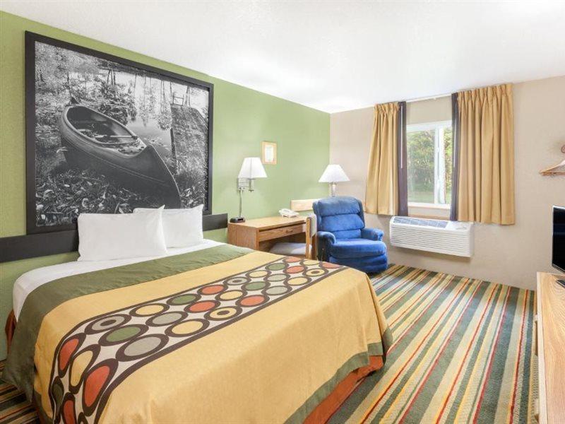 Super 8 By Wyndham Grayling Hotel Exterior photo
