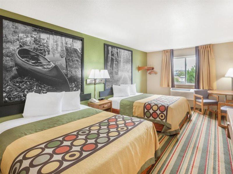 Super 8 By Wyndham Grayling Hotel Exterior photo