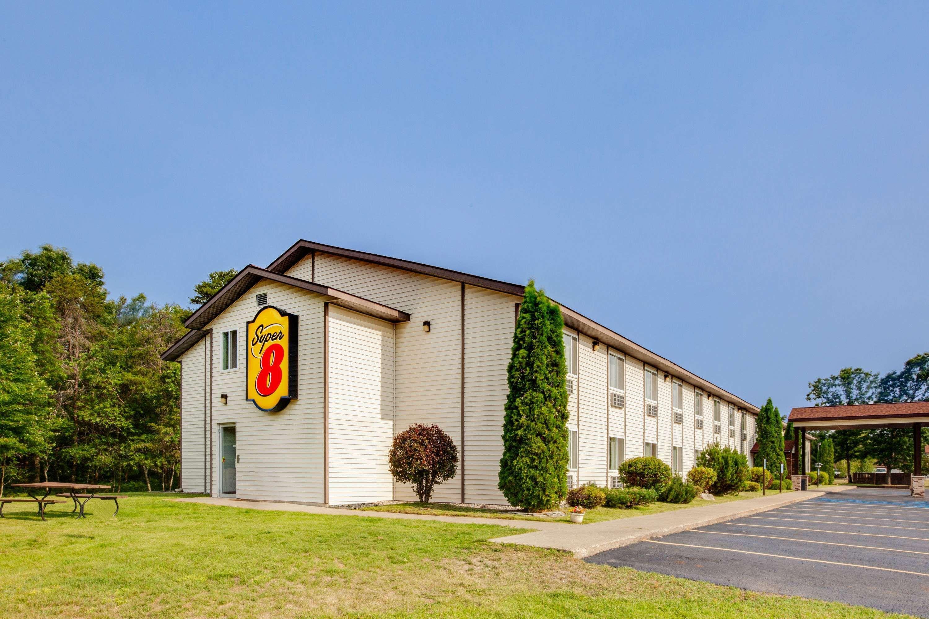 Super 8 By Wyndham Grayling Hotel Exterior photo