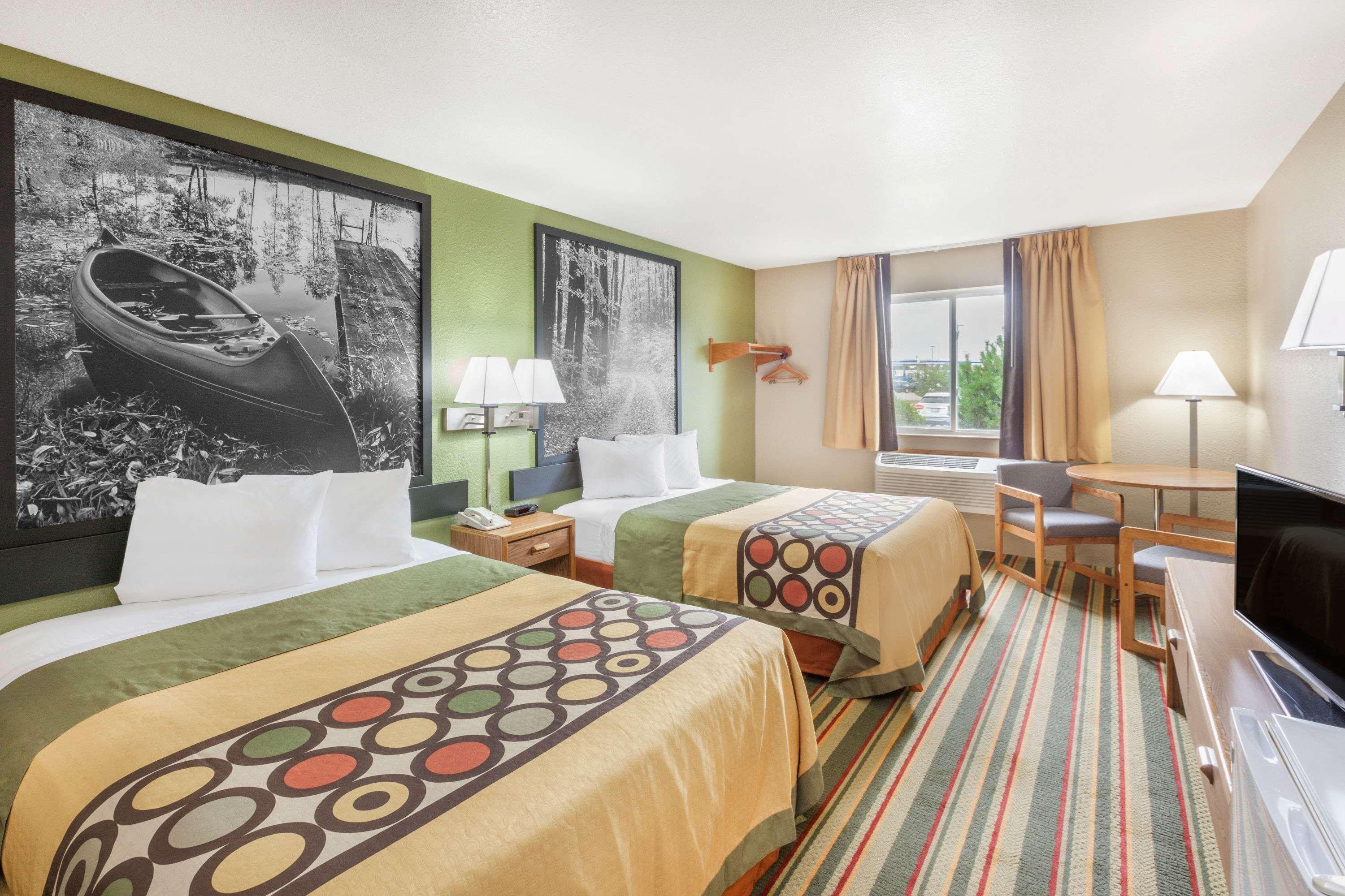 Super 8 By Wyndham Grayling Hotel Exterior photo