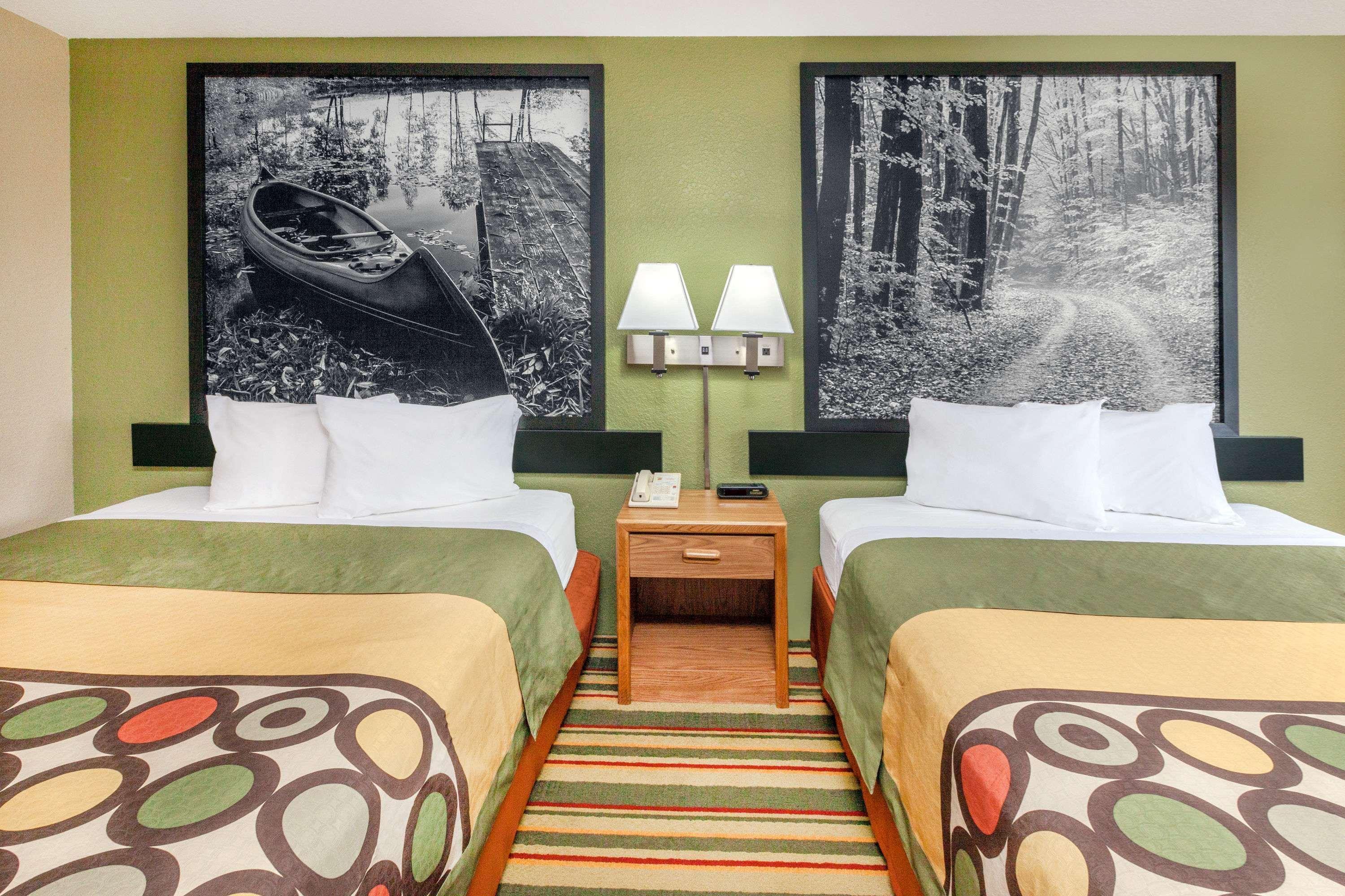 Super 8 By Wyndham Grayling Hotel Exterior photo