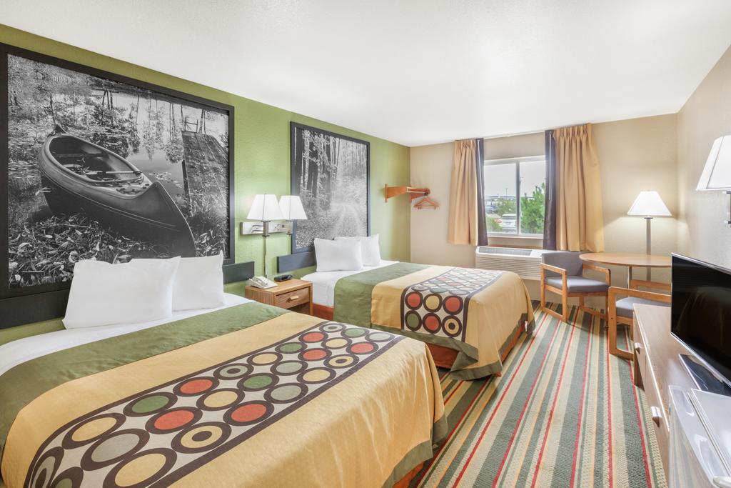 Super 8 By Wyndham Grayling Hotel Exterior photo